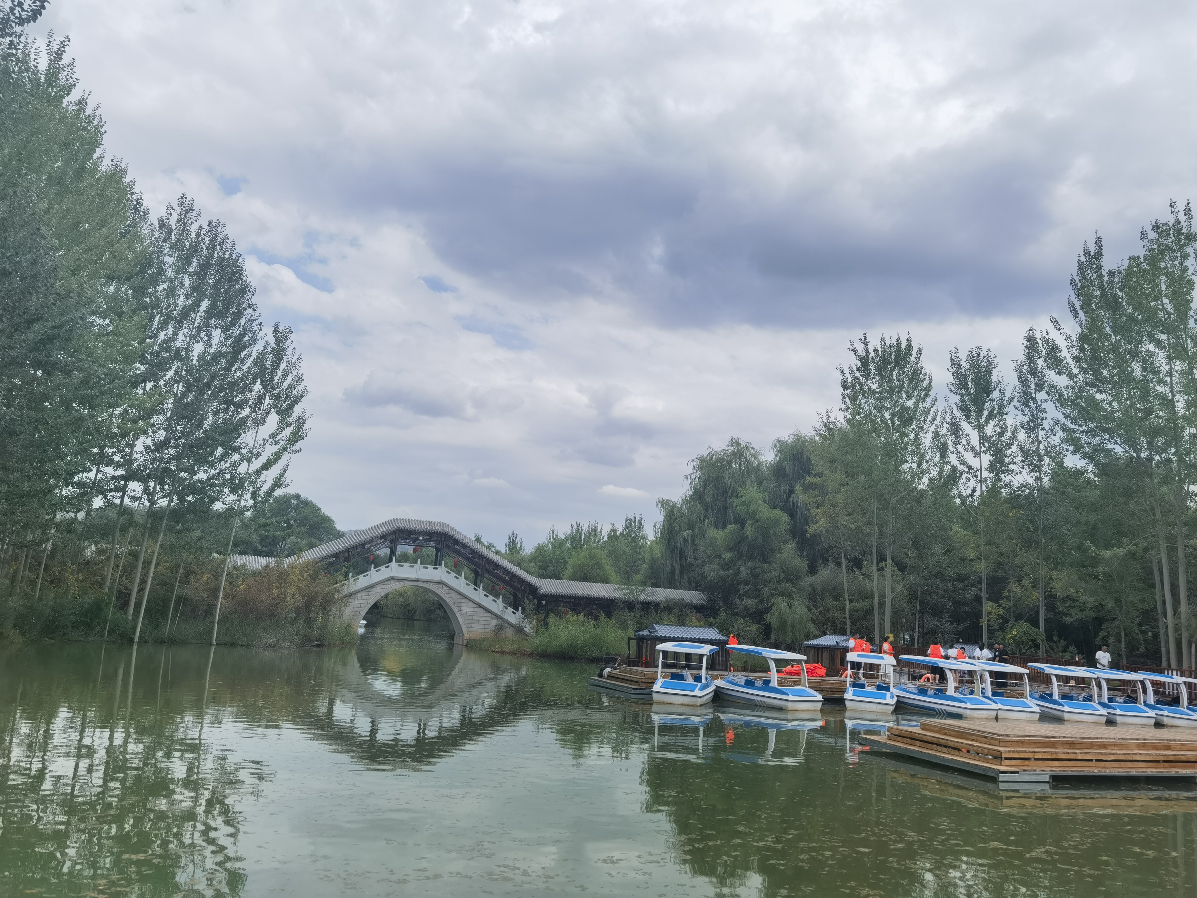 明园避暑,夏日嬉戏!古有吕布戏貂蝉,暑日纳凉到明园,临洮美景