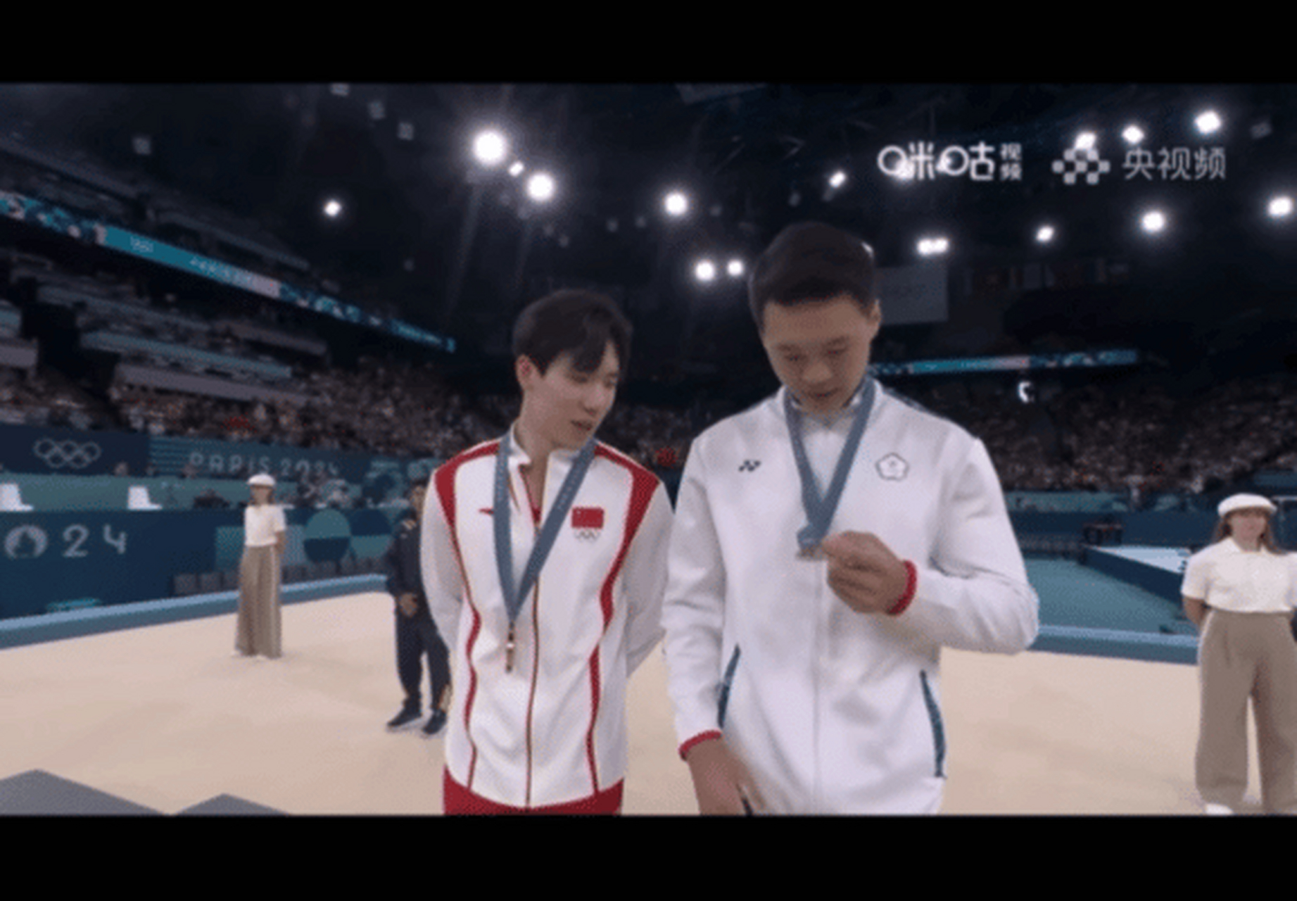 张博恒和唐嘉鸿一起站在了铜牌台 中国国旗的后面紧跟着