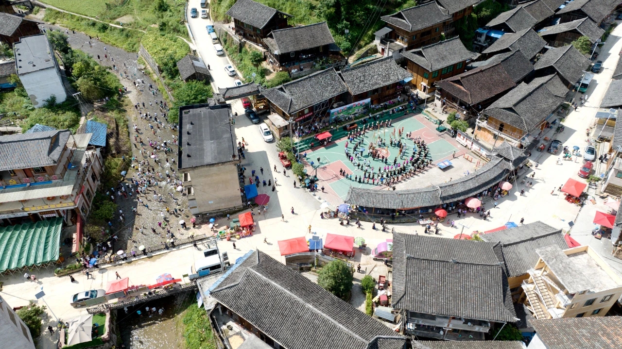 贵州台江:南宫镇交密村欢庆"倒鱼节"