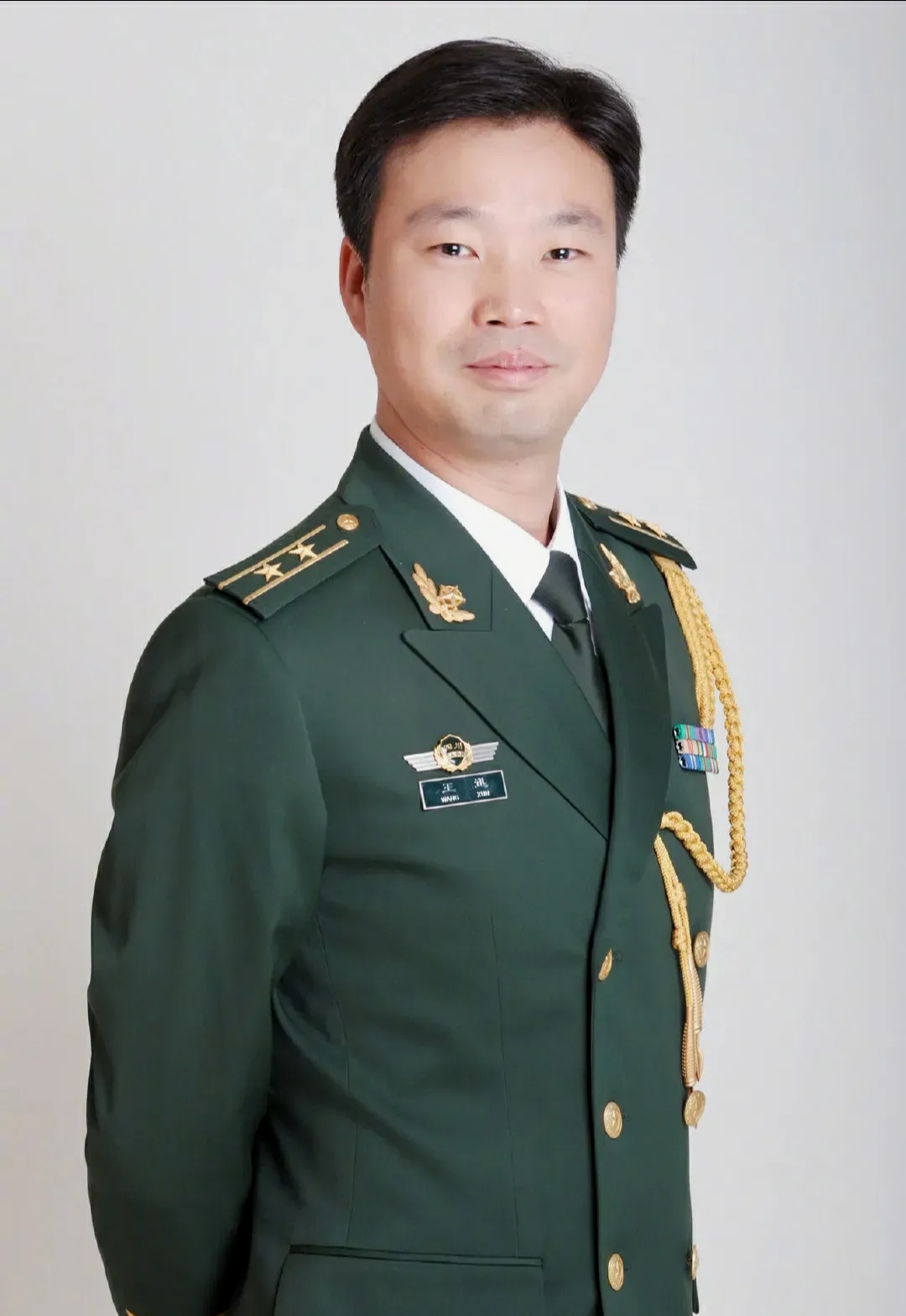 王迅在部队服役23年,其军官照显示其是少校军衔,至少正营级干部,其