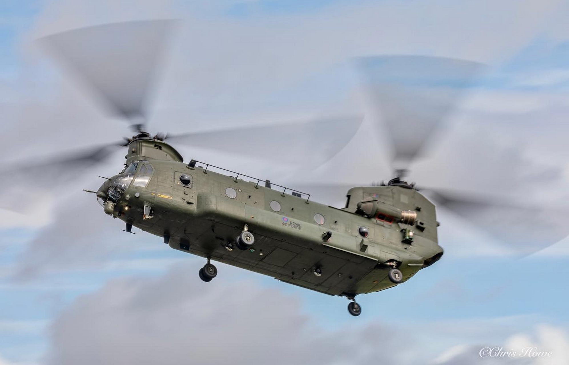 该机是一种采用了纵列双旋翼布局的直升机,拥有较大的载货空间