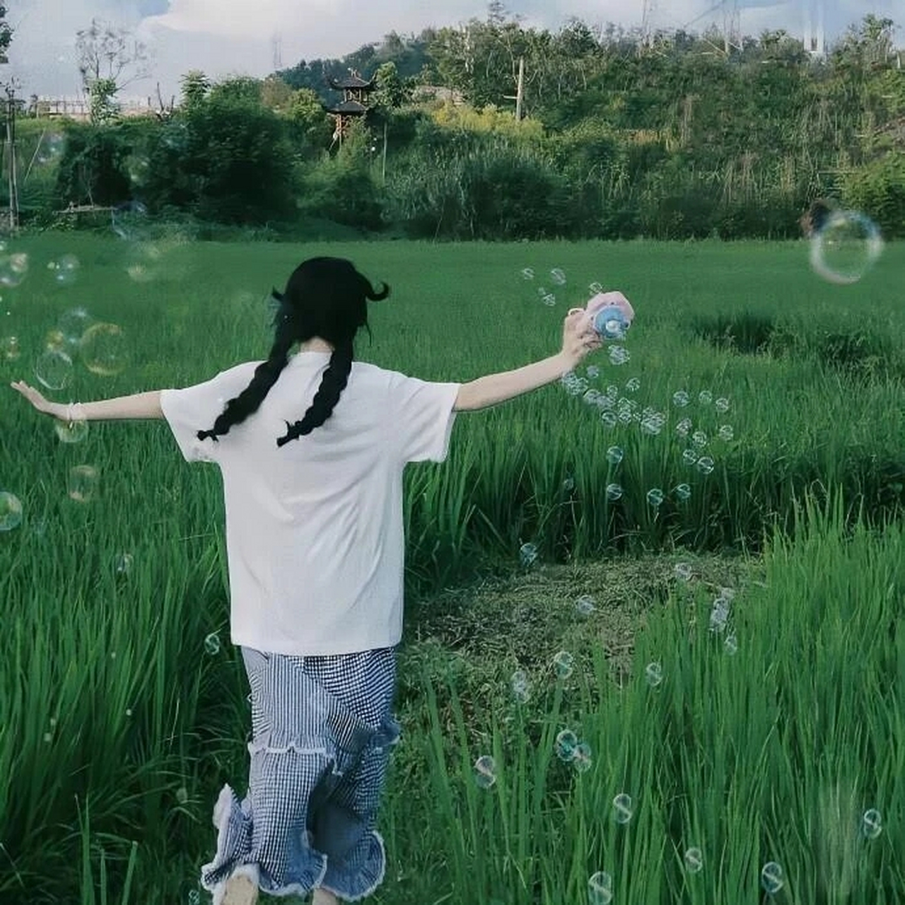温柔干净女生头像 | 阳光撒落肩头 明媚自由