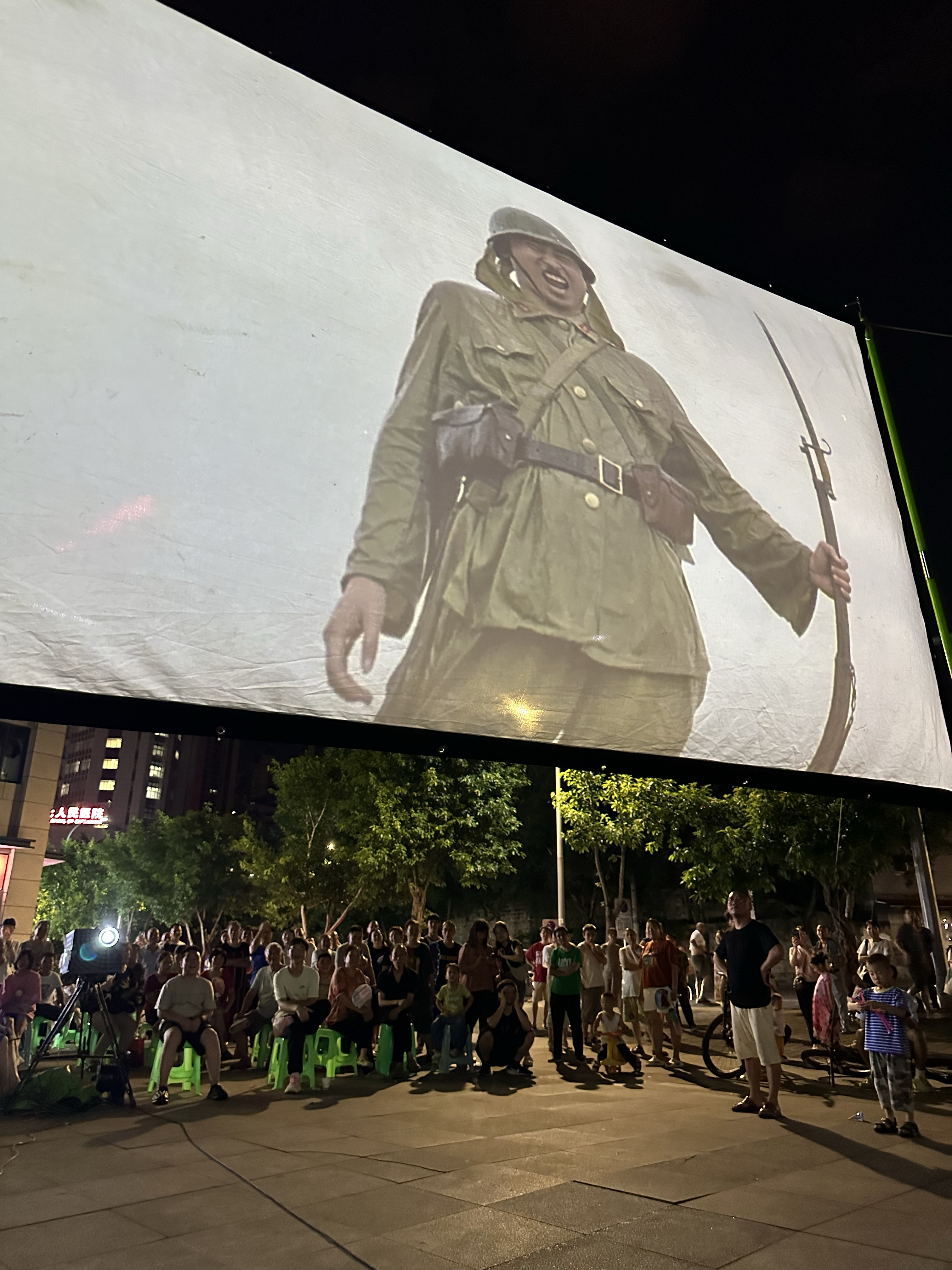 免费吃西瓜,免费看电影,重庆好清凉啊!