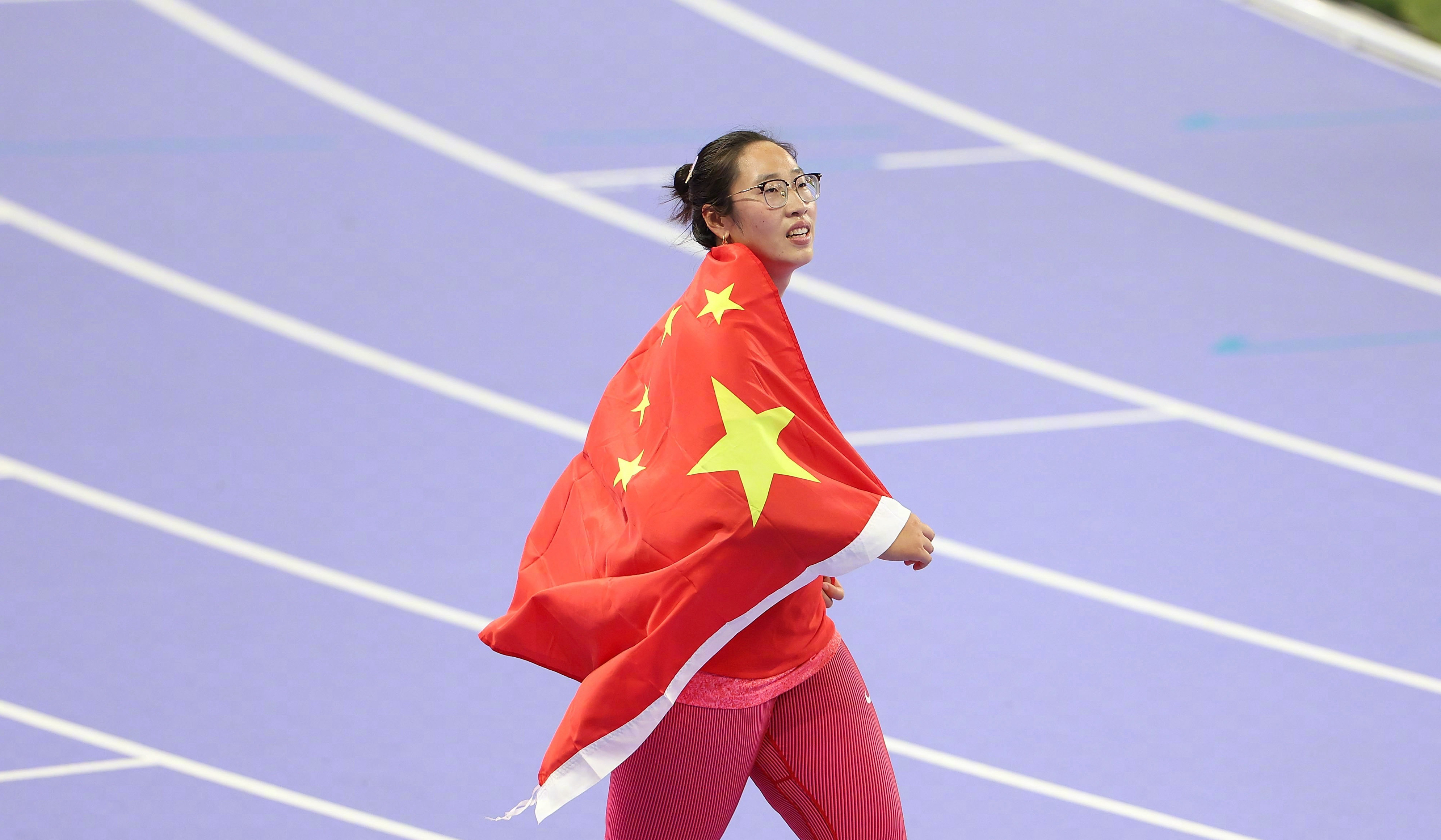 中国健儿与国旗同框有多燃#】巴黎奥运会赛场上,中国奥运健儿顽强