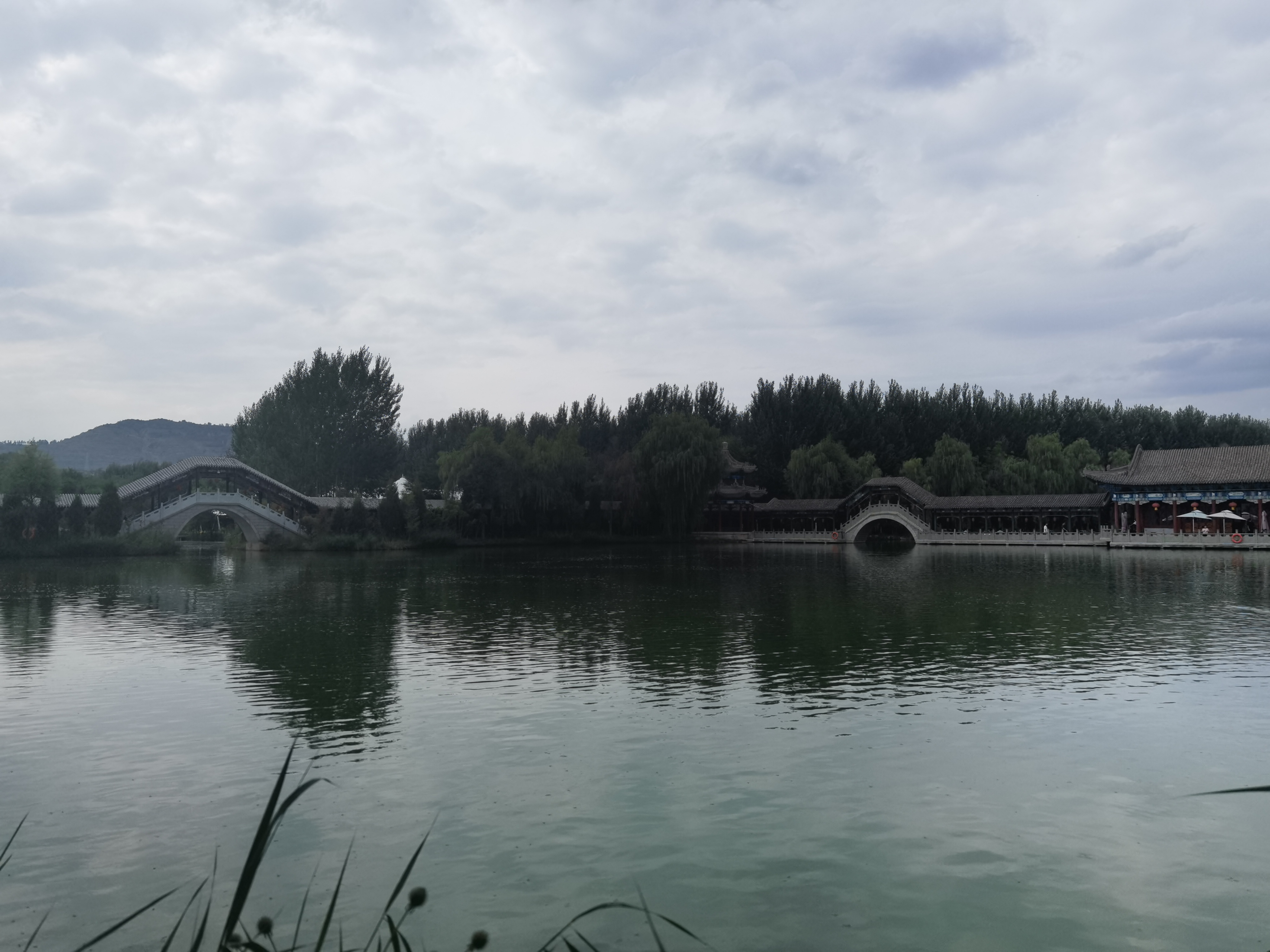 明园避暑,夏日嬉戏!古有吕布戏貂蝉,暑日纳凉到明园,临洮美景