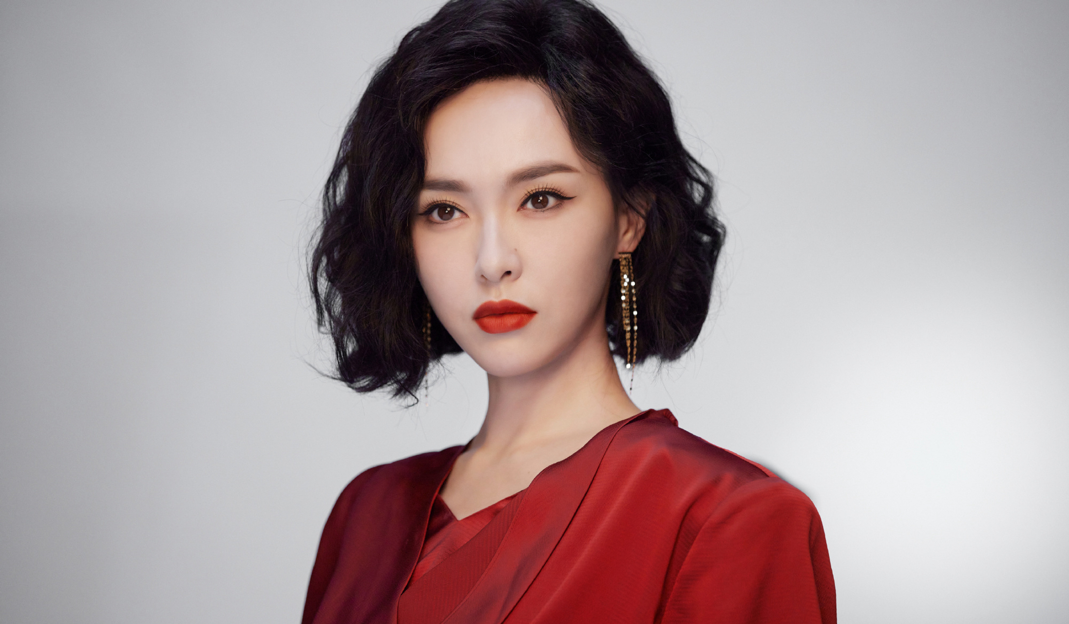 唐嫣短发红衣酷感十足