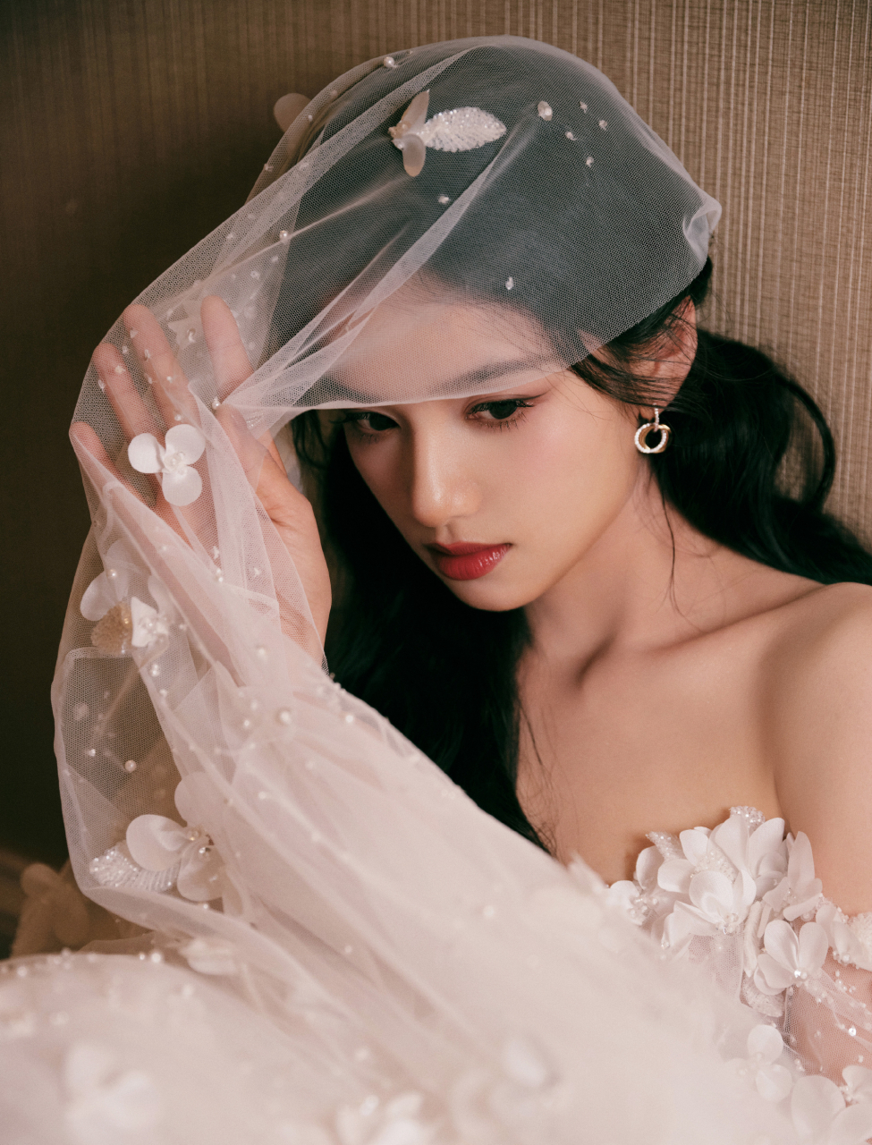 张婧仪白色长裙优雅迷人