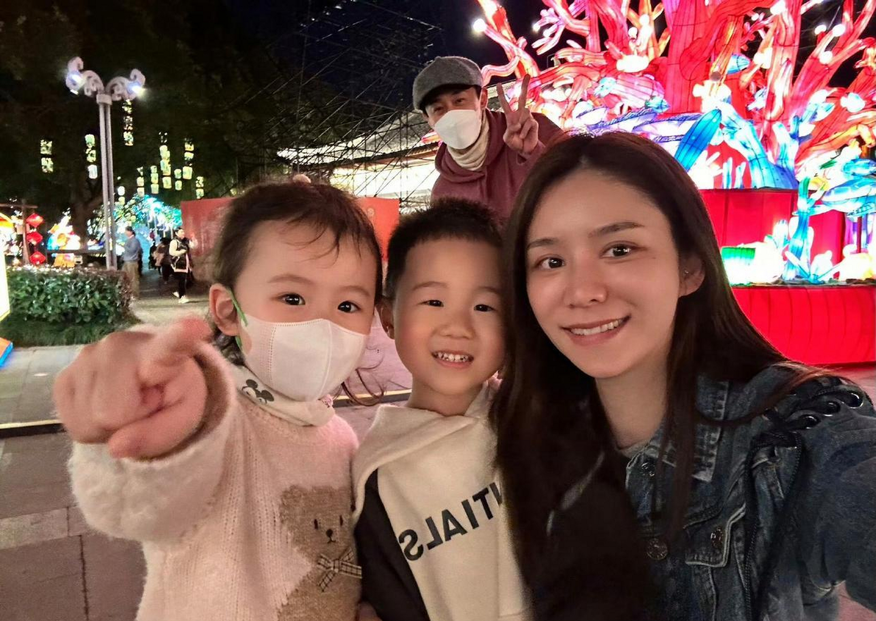 林峯的老婆张馨月最近晒出了旅行照片,手上的大钻戒超级抢镜