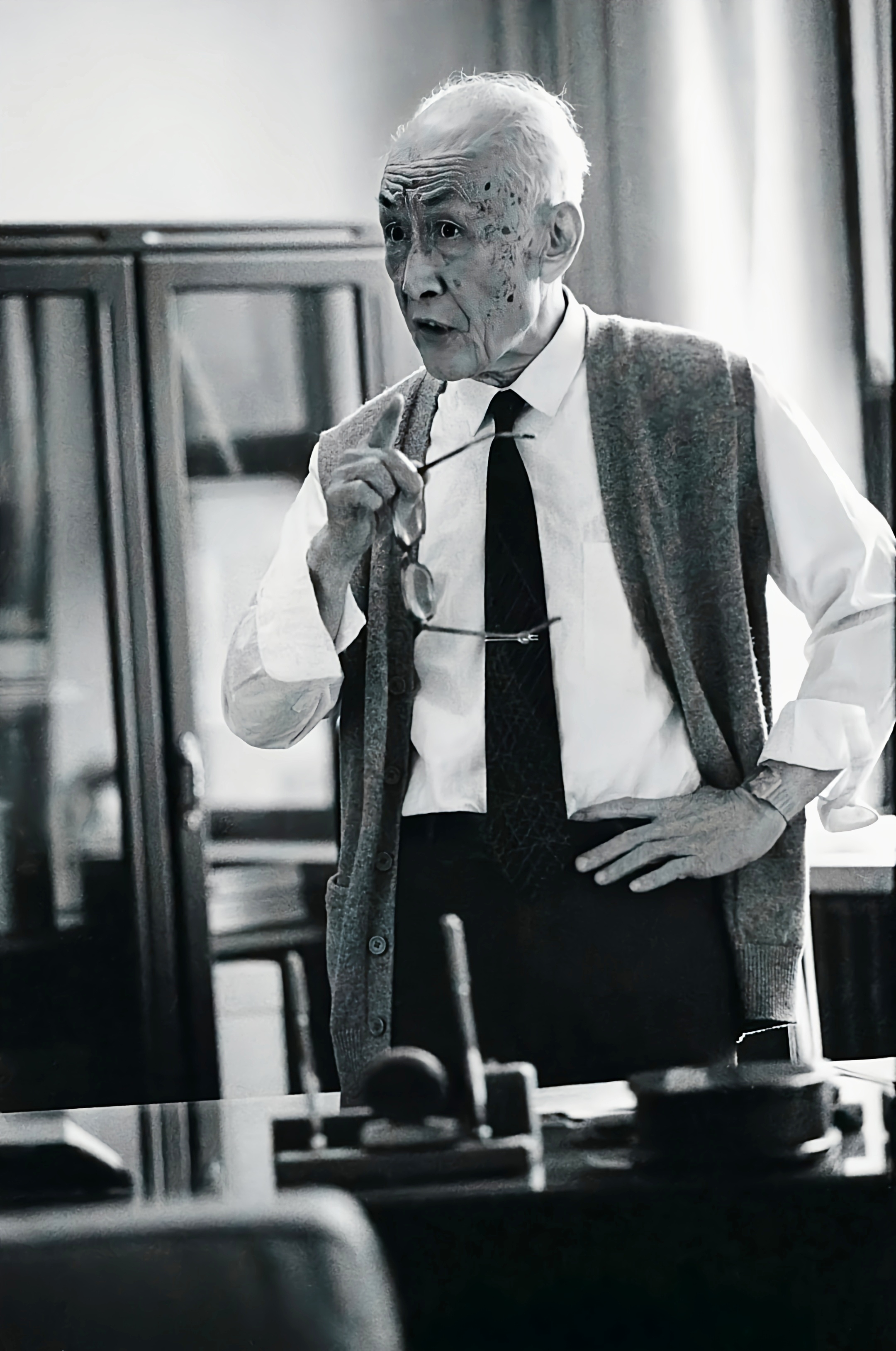 在那个社会动荡和战争动乱的年代,他从未取得过正式