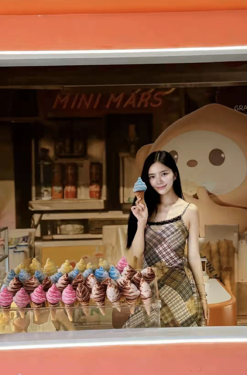 杜淳老婆王灿分享最新美照,一袭吊带长裙穿搭,满满少女感!