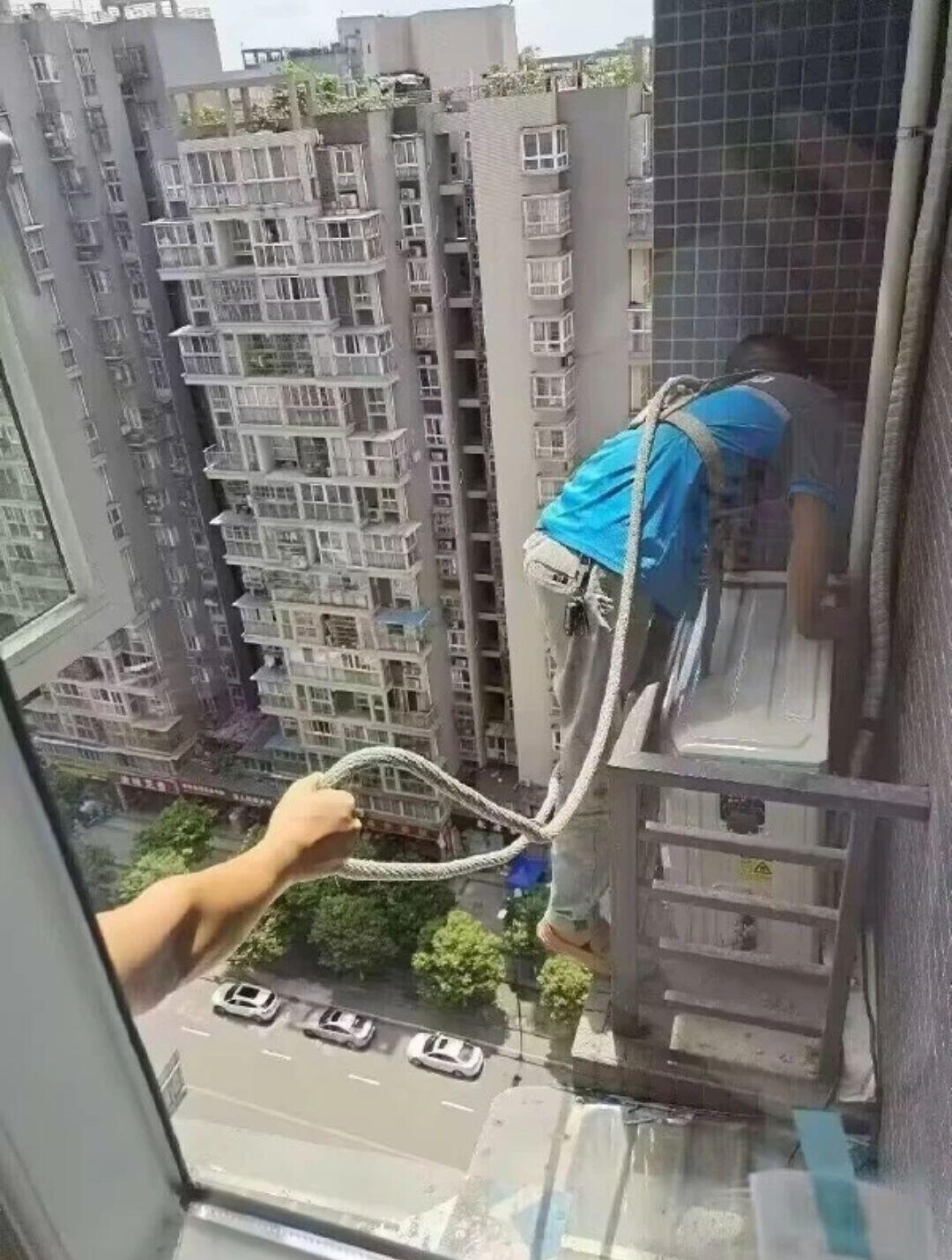 装空调的师傅说,我牵着的!你别怕! 跟大家分享个事