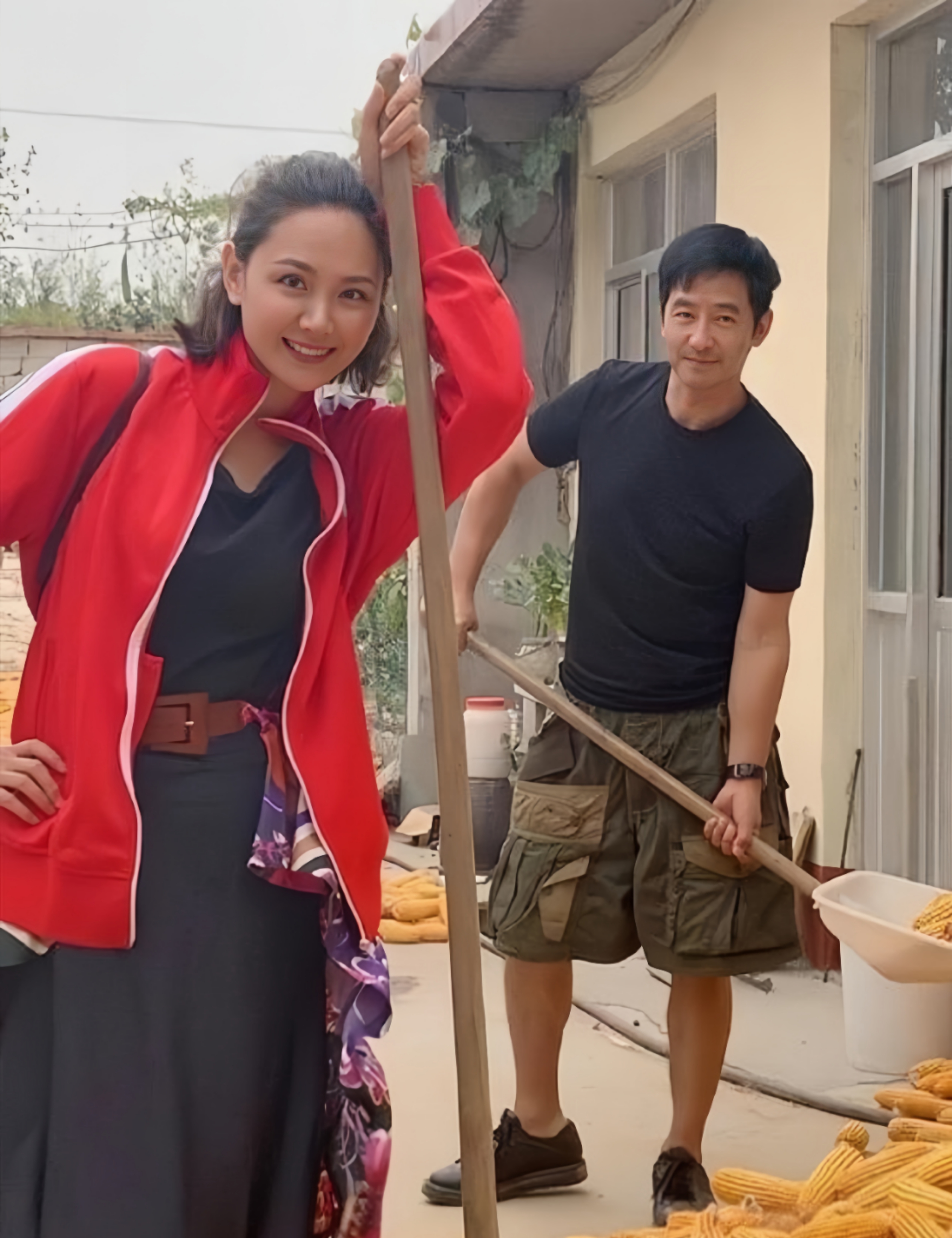 妻子漂亮迷人,丈夫帅气非凡,夫妻之间相濡以沫,真是甜美的一对!