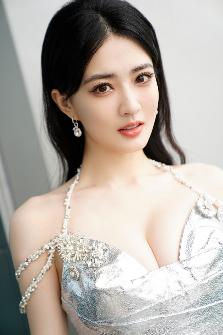 徐璐银色公主裙惊艳写真,吊带设计勾勒曼妙身姿,白皙香肩微露风情万种