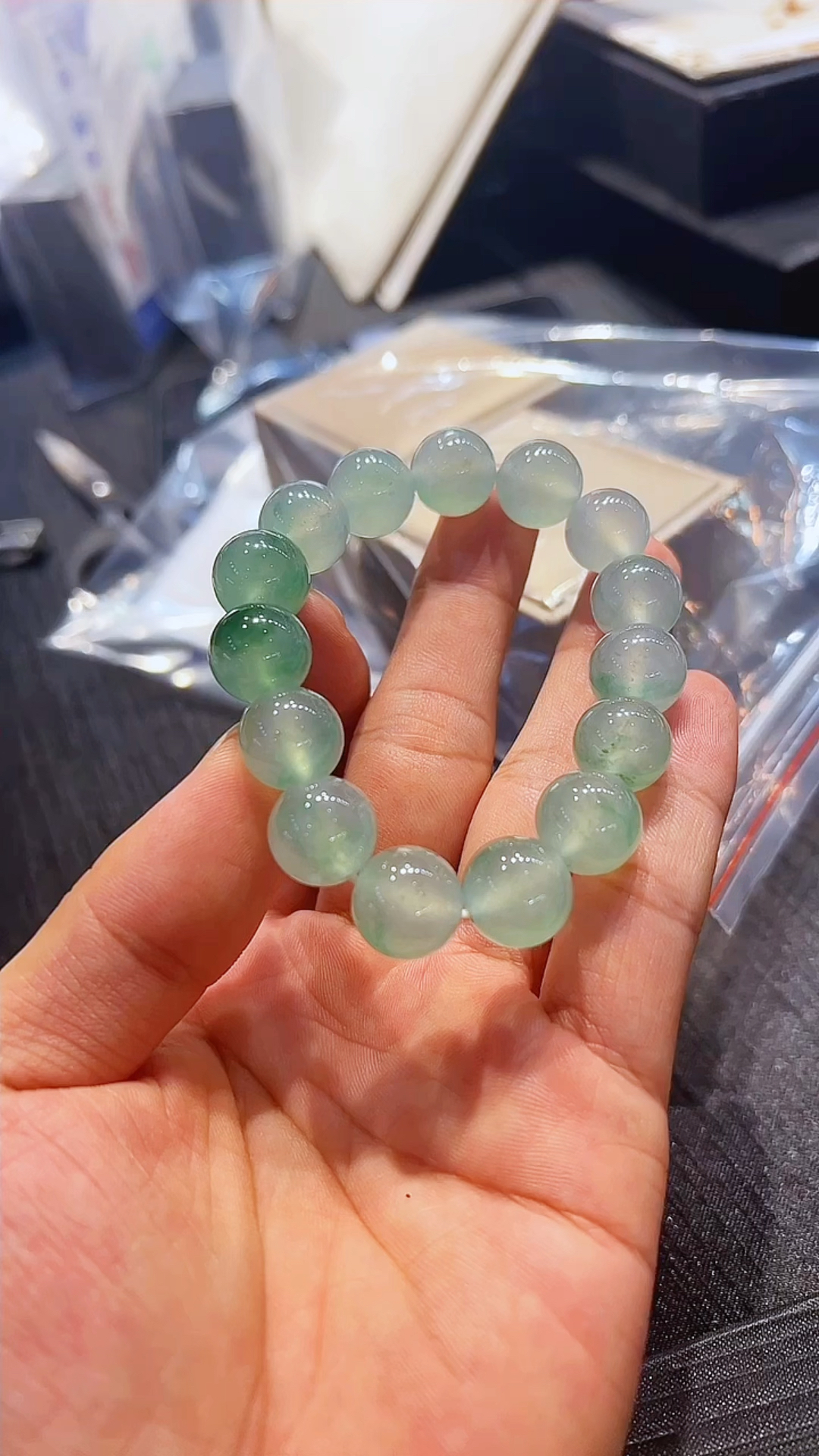 颗颗圆珠剔透,温润如玉,优雅大方的翡翠珠子!