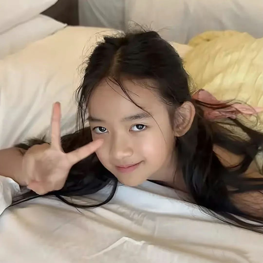 秦子越素颜照依然可以看出光彩照人,越来越有女人味