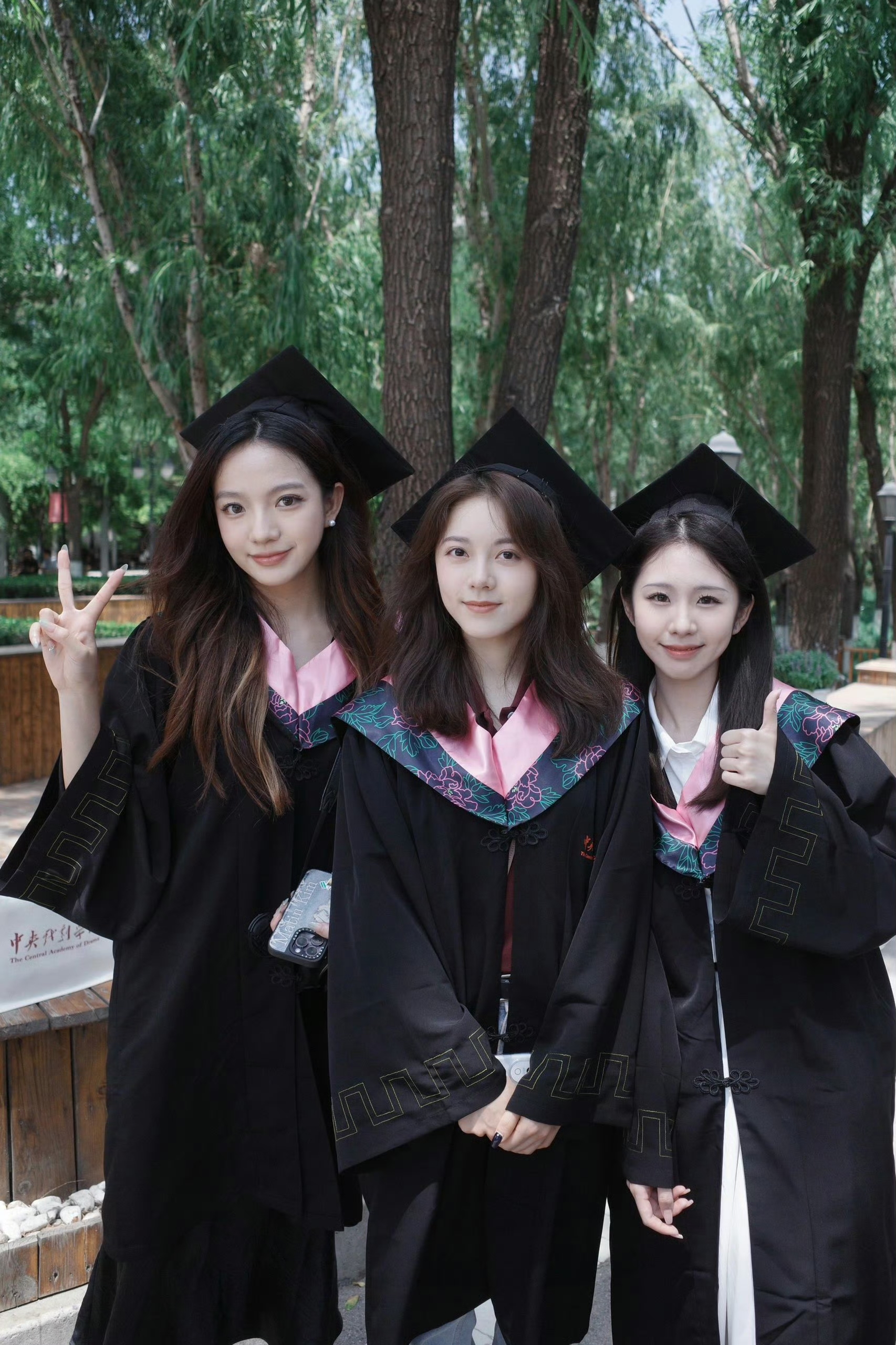 赵今麦的毕业照也比别人美好多