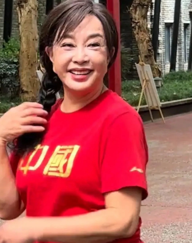 73岁刘晓庆老来扮嫩,和同龄人站在一起,嫩得像其他人的孙女