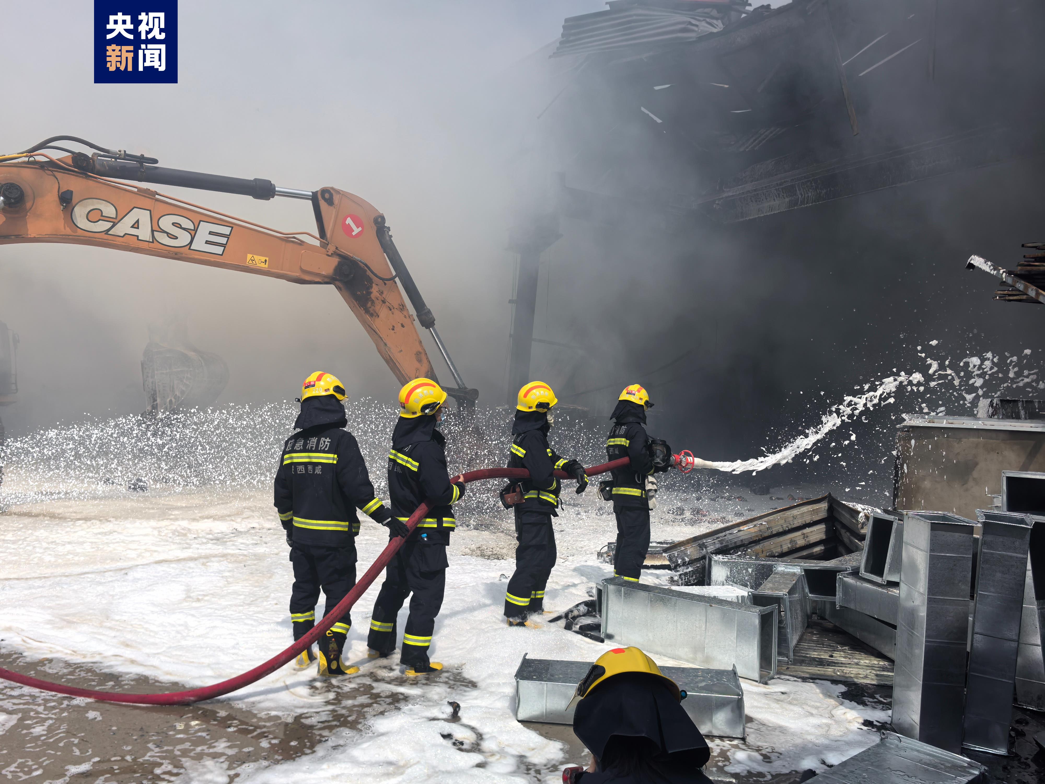 接报后,消防部门调派23辆消防车,108名消防员奔赴火灾现场,展开