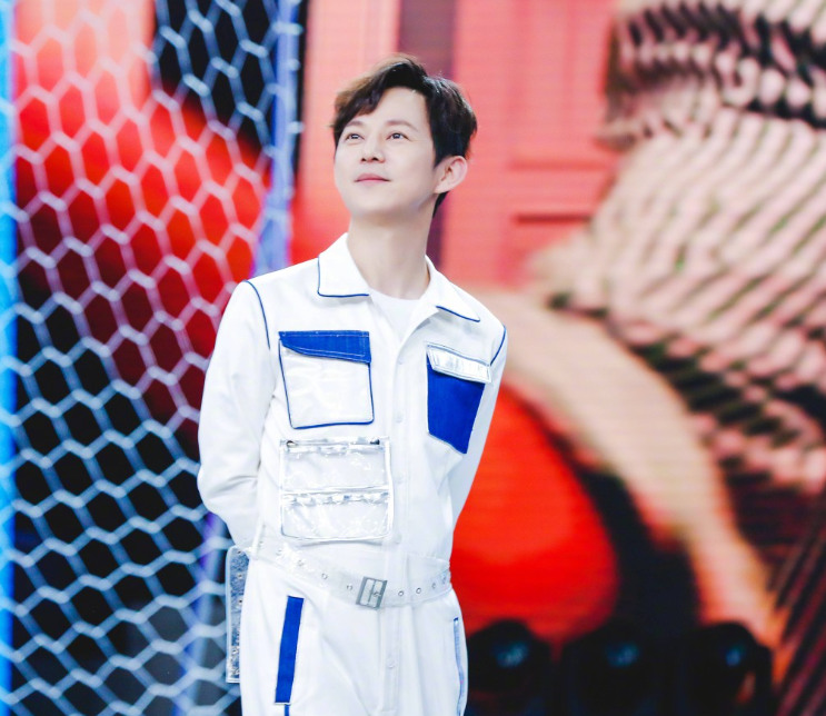 50岁何炅身价过5亿,生活低调多处豪宅,芒果台功臣仍醉心工作