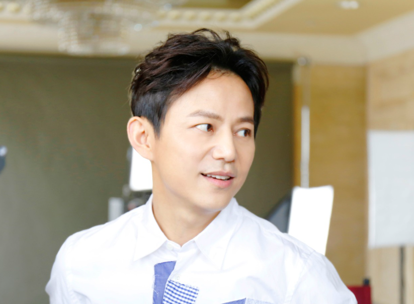 50岁何炅身价过5亿,低调善良提携后辈,芒果台功臣生活现状曝光