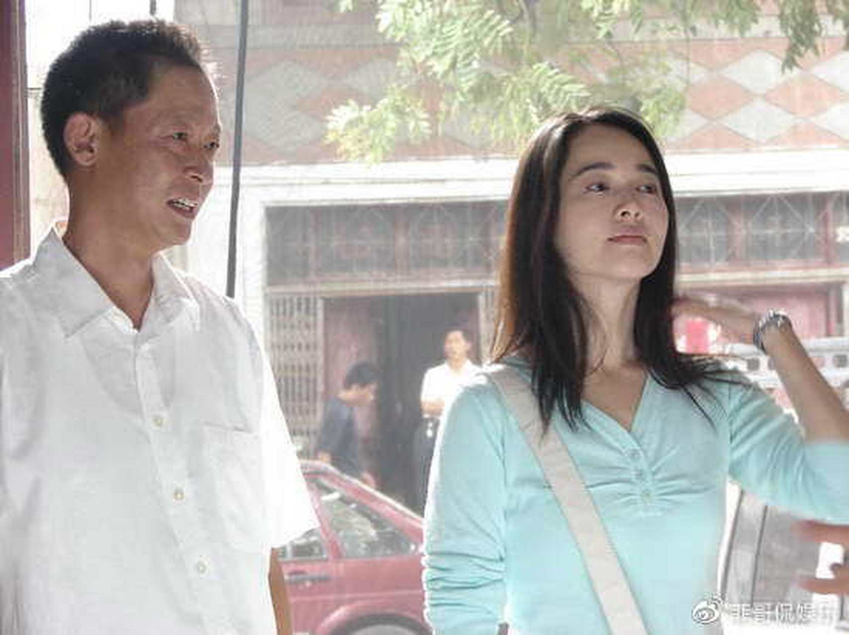 "  王志文看了看身材诱人的左小青,红着脸说:"脱,一定要脱,你看一下
