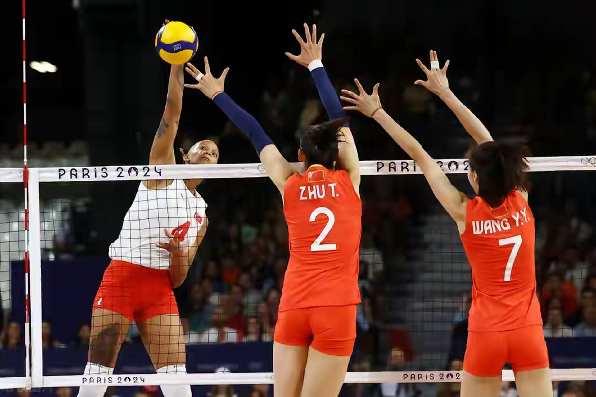 北京时间8月6日下午,在巴黎奥运会排球项目率先进行的一场女排1/4决赛