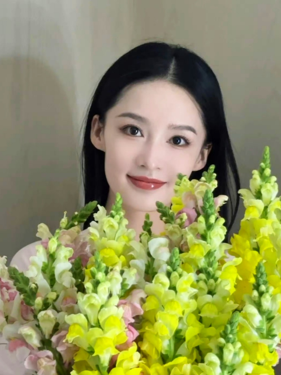 李沁新剧《一笑随歌》开机,愿李沁饰演的付一笑能博得观众一笑!