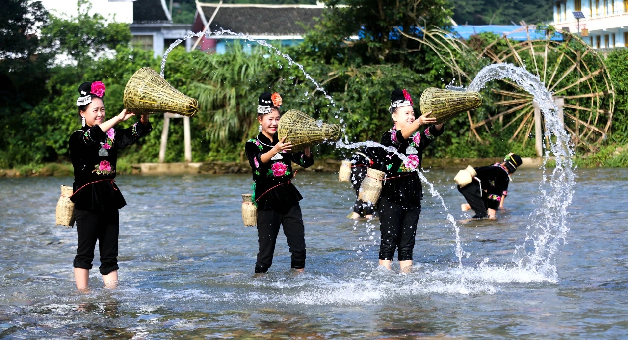 贵州台江:南宫镇交密村欢庆"倒鱼节"