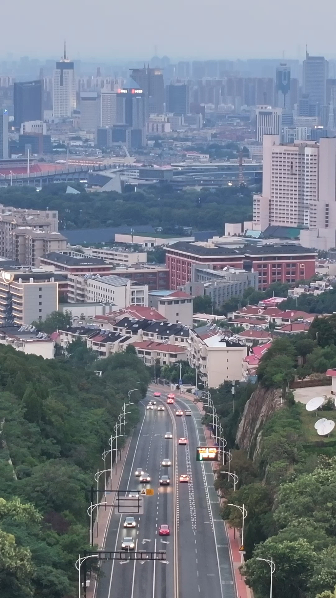 航拍千佛山南路,市区最美的道路之一,拍照打卡特别漂亮