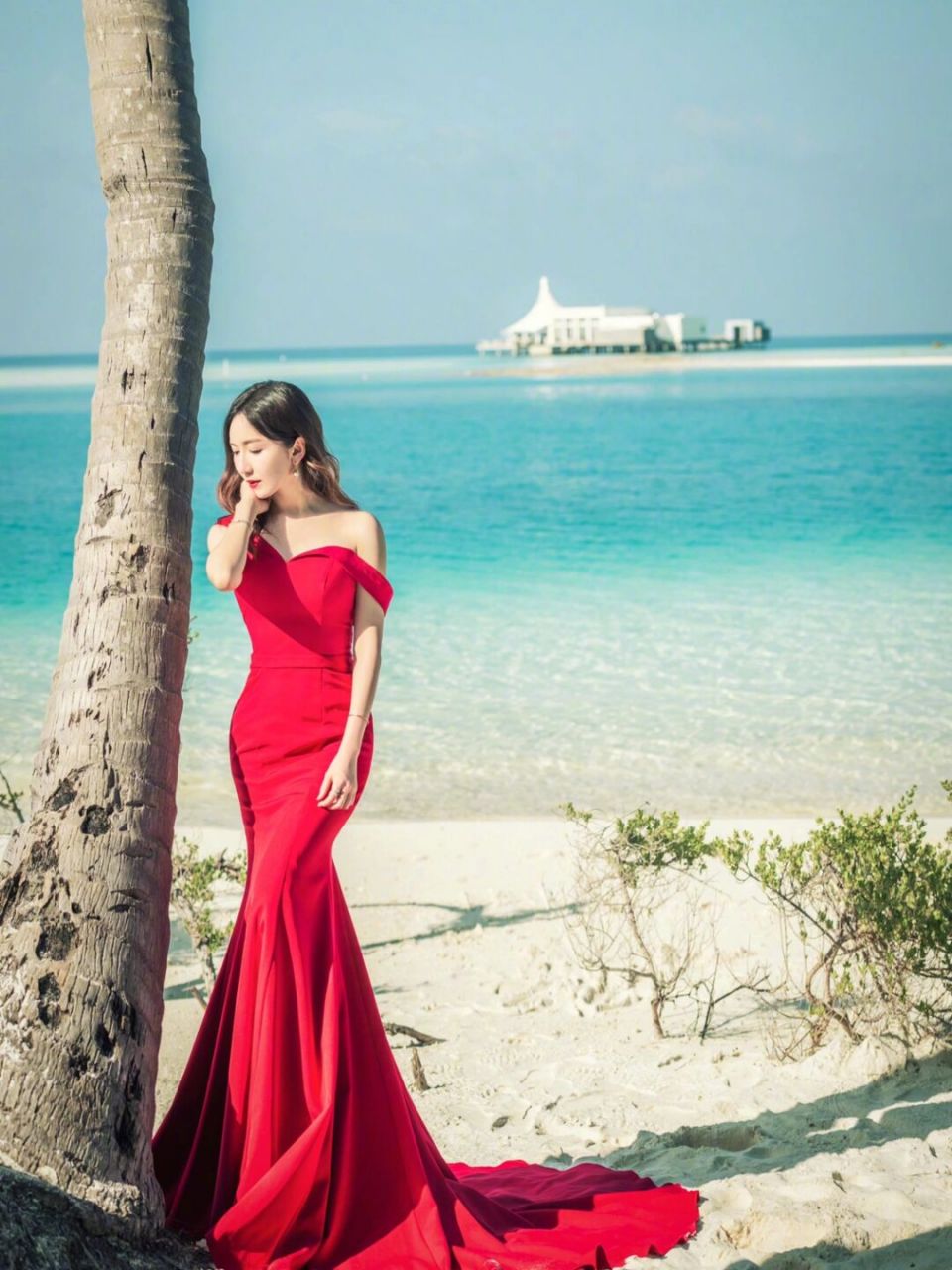 娄艺潇海边拍穿搭写真