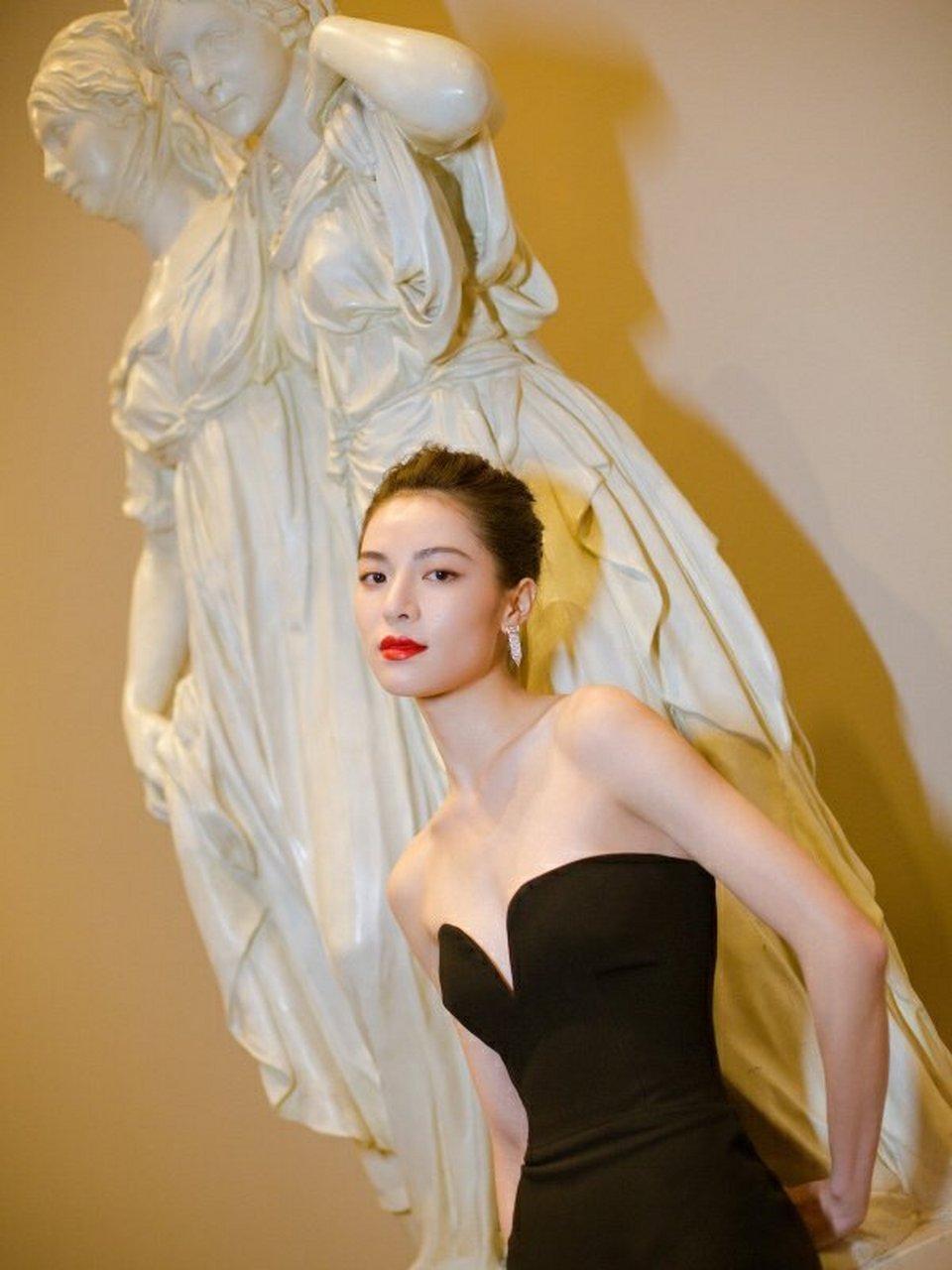 钟楚曦越来越敢穿,穿黑色抹胸拖地礼服裙,露香肩秀锁骨特秀好身段