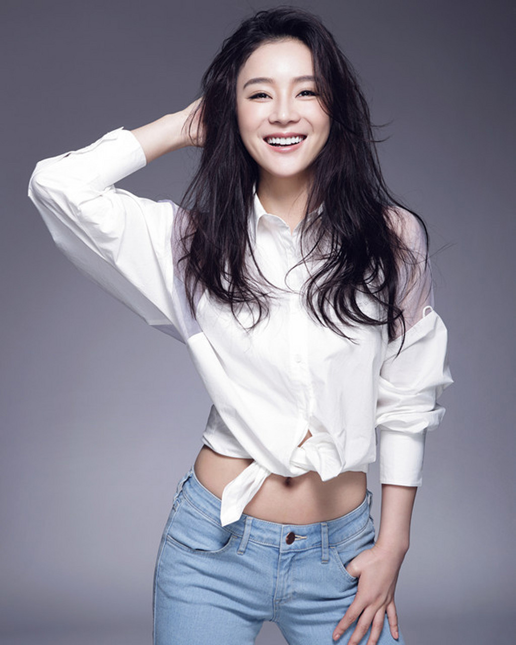 袁姗姗牛仔裤显a4腰秀马甲线