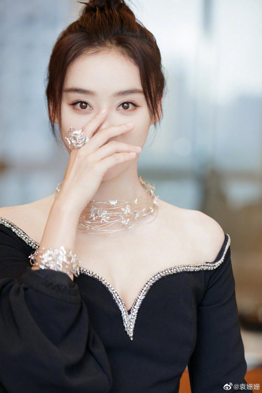 袁姗姗出席活动生图颜值能打穿黑色露肩镶钻裙气质出众(16)