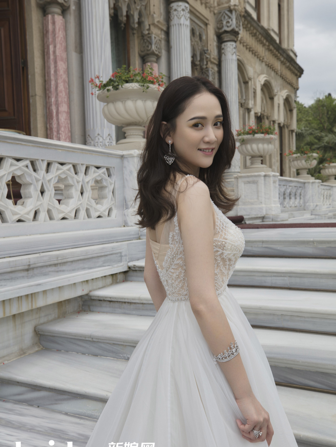 陈乔恩拍婚纱写真穿搭