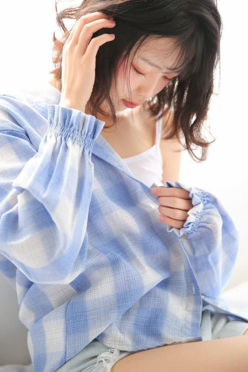 森系短发气质美女香肩玉足唯美小清新写真