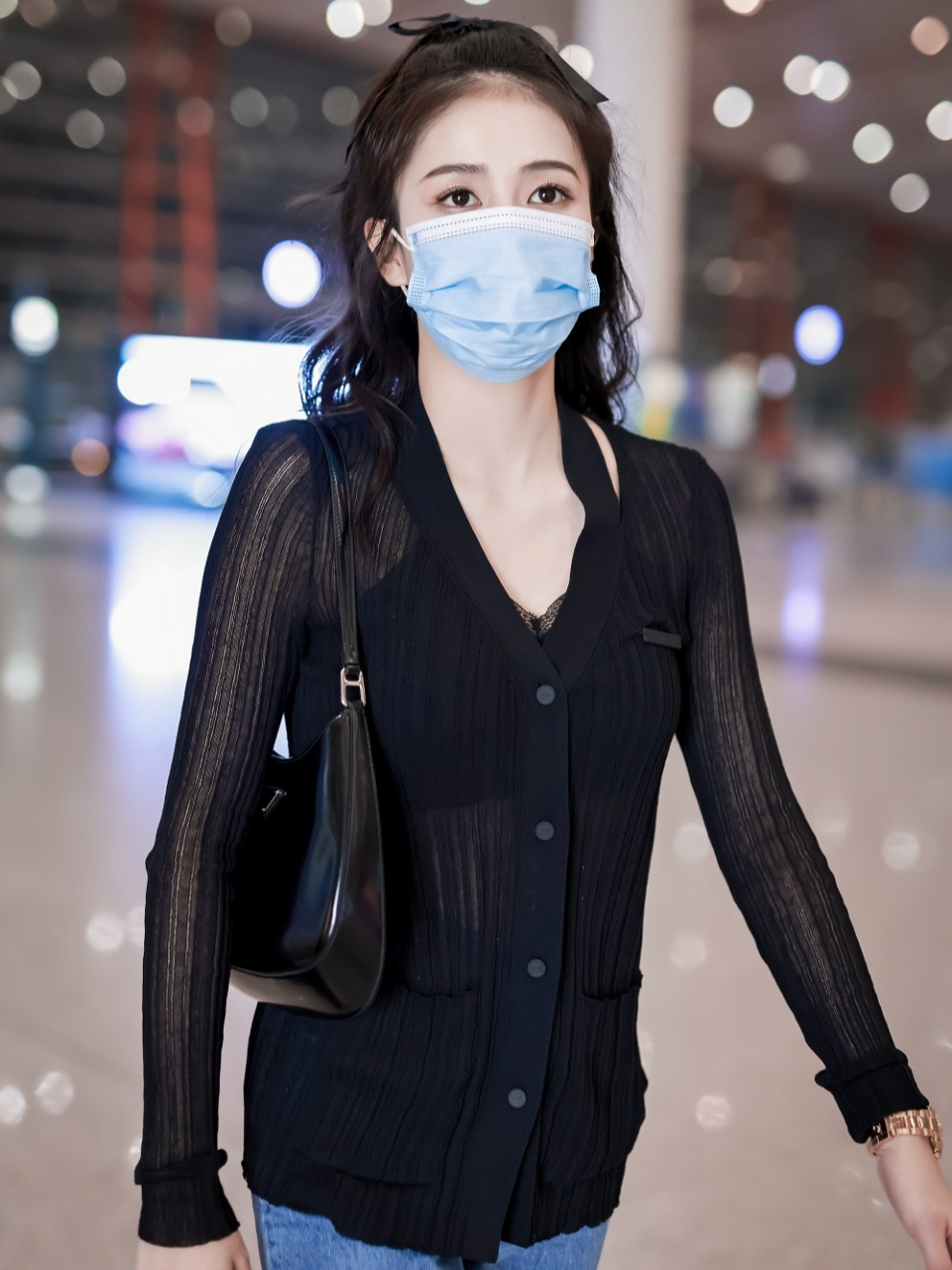 白鹿现身机场,穿黑色针织衫"瘦成闪电"!