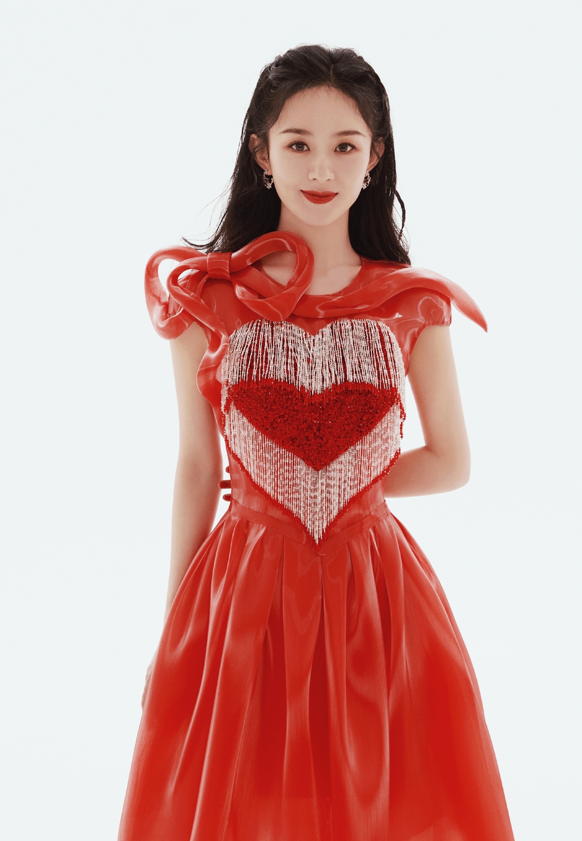 赵丽颖的红色穿搭多了几分可爱