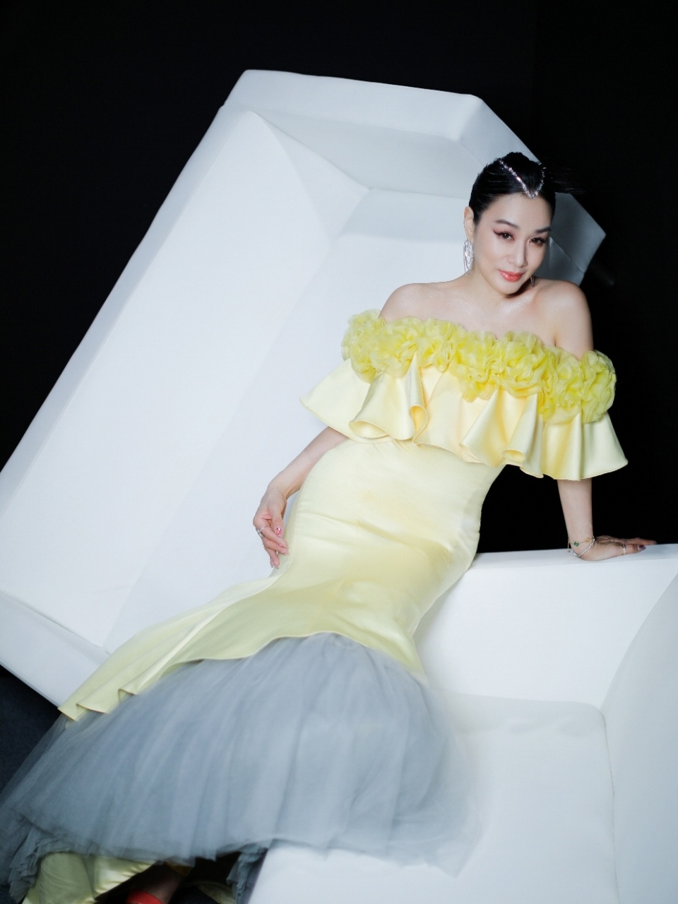 51岁钟丽缇拍写真穿搭,"特凹"好身材更是抢镜