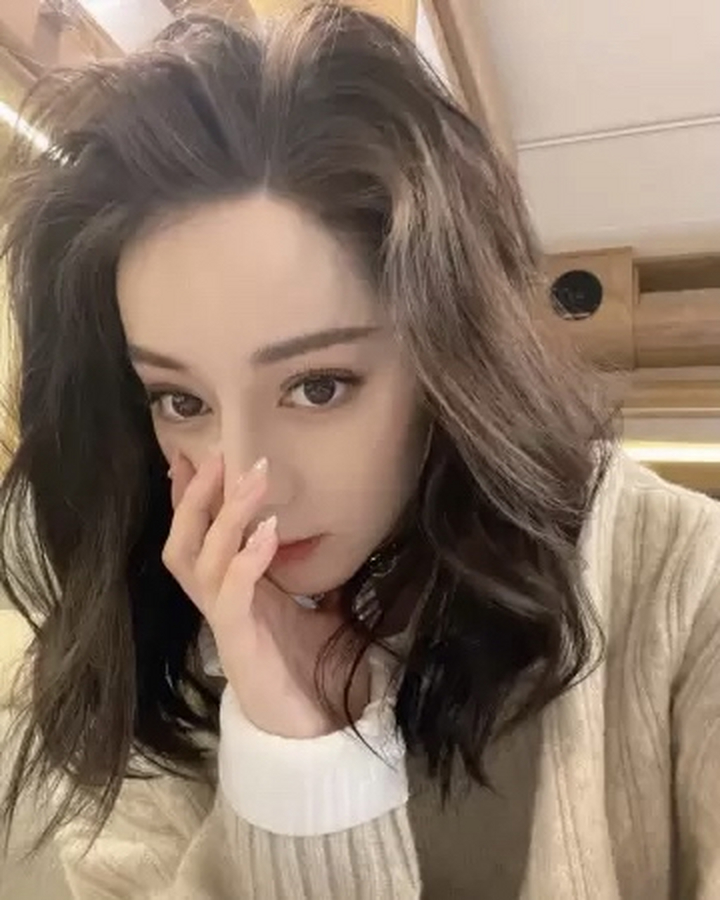 迪丽热巴的自拍照太精致了吧!