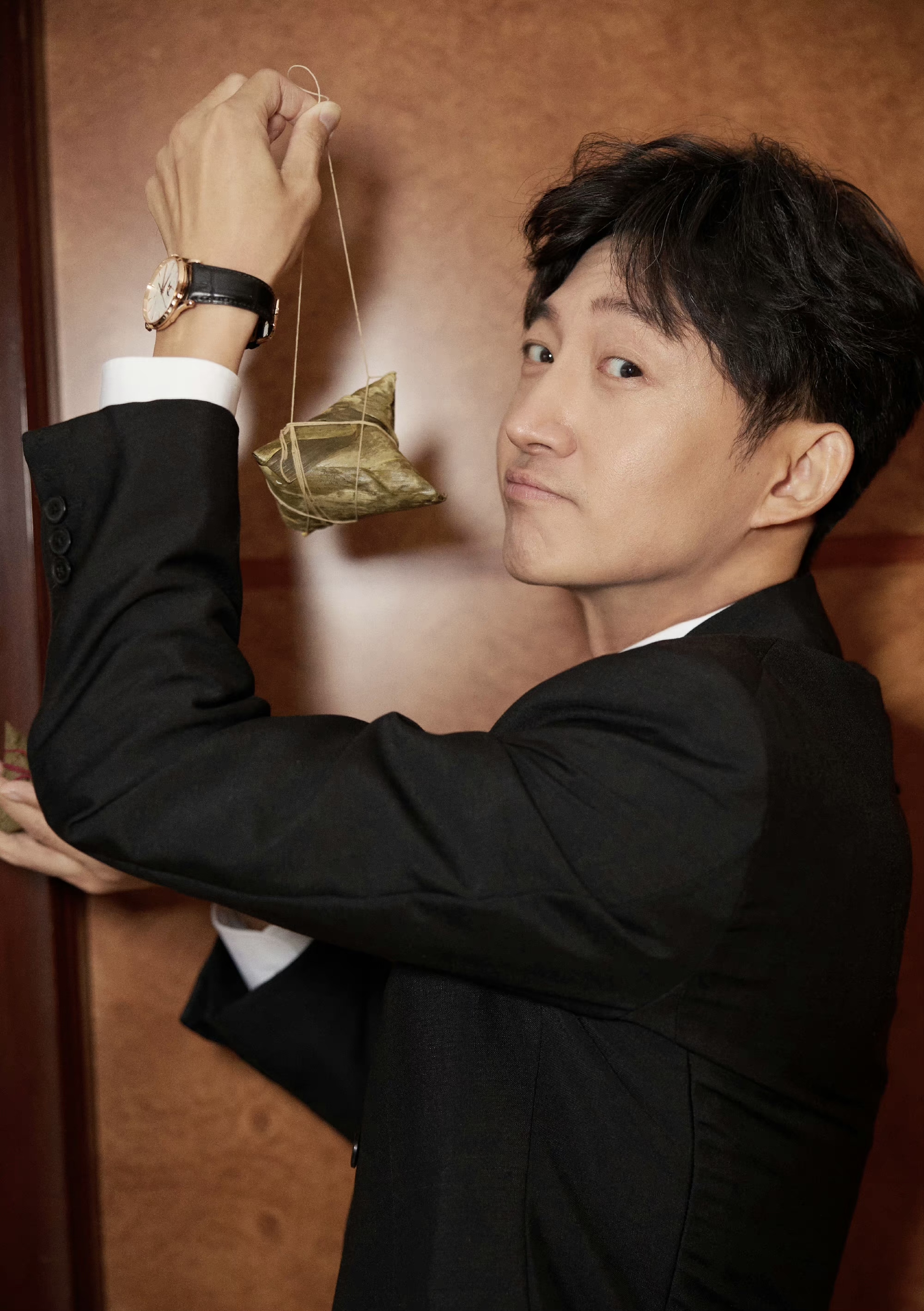 王阳拿粽都这么帅,魅力无处安放