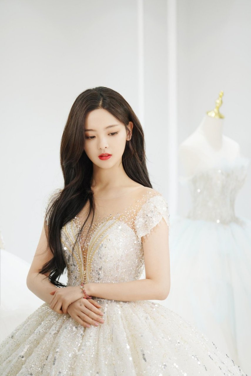 杨超越身穿婚纱搭配长卷发尽显温柔恬静