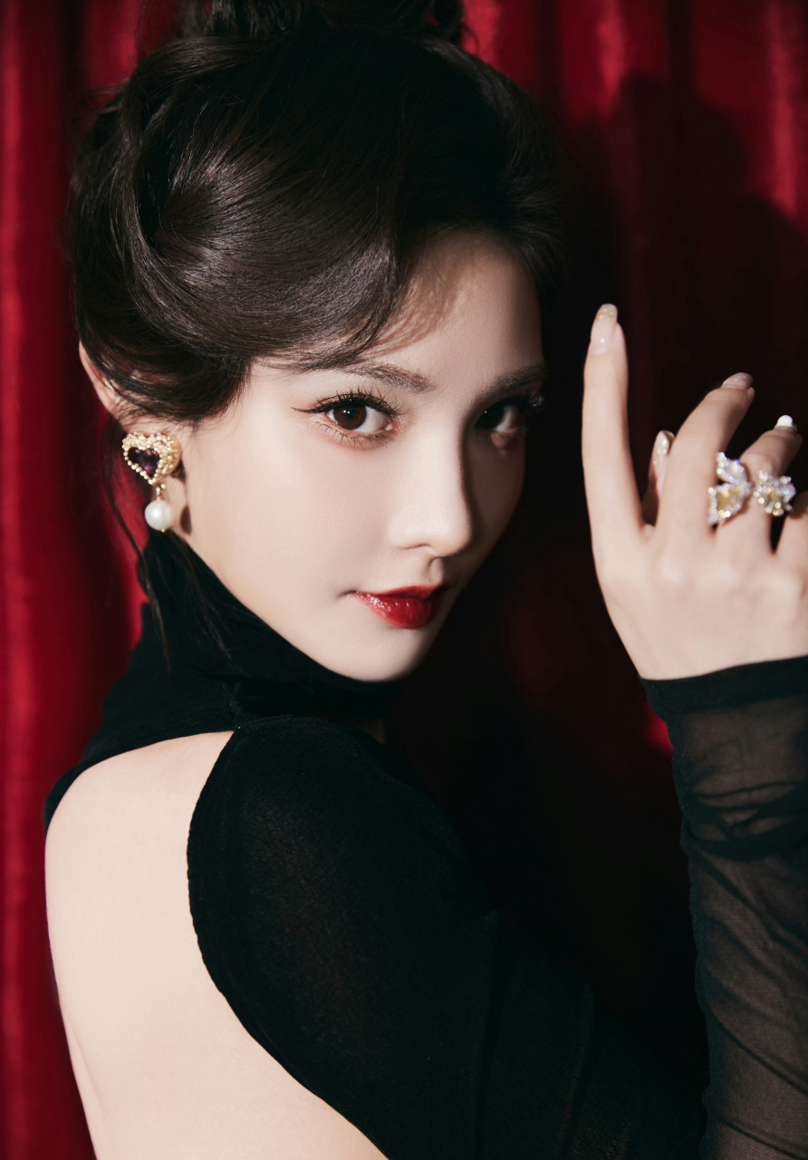 彭小苒,黑丝长袖紧身裙,性感红唇超迷人!