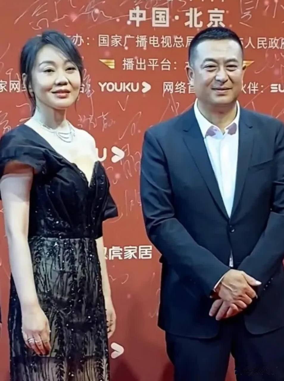 闫妮和张嘉译剧中模范夫妻