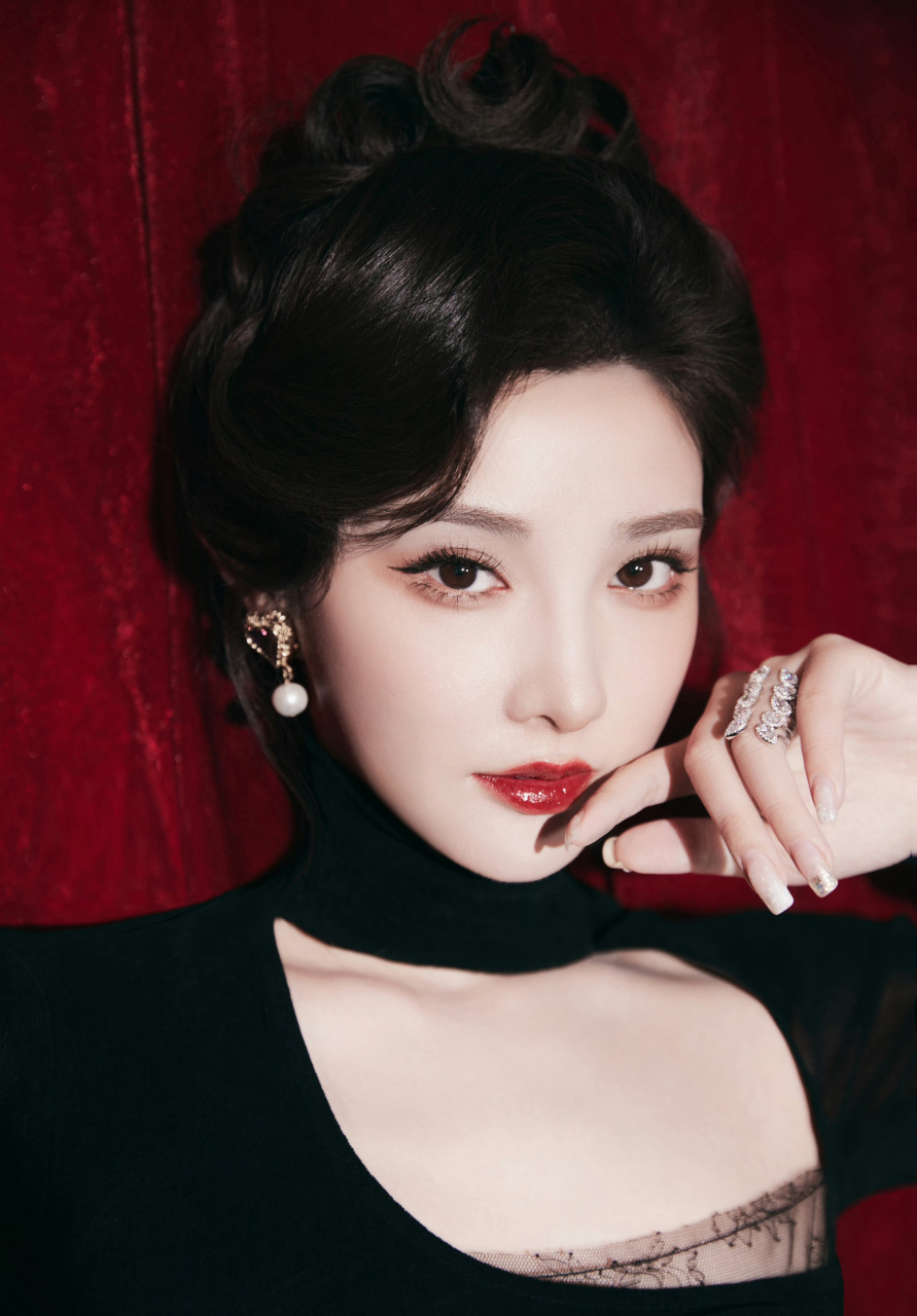 彭小苒,黑丝长袖紧身裙,性感红唇超迷人!