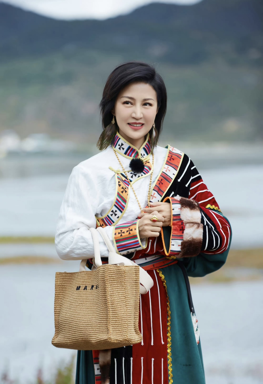 《妻子的浪漫旅行》中,陆毅鲍蕾的藏族造型.