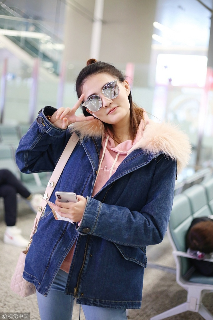 徐璐粉红卫衣搭毛领牛仔褂少女感足梳半丸子头秀盛世侧颜