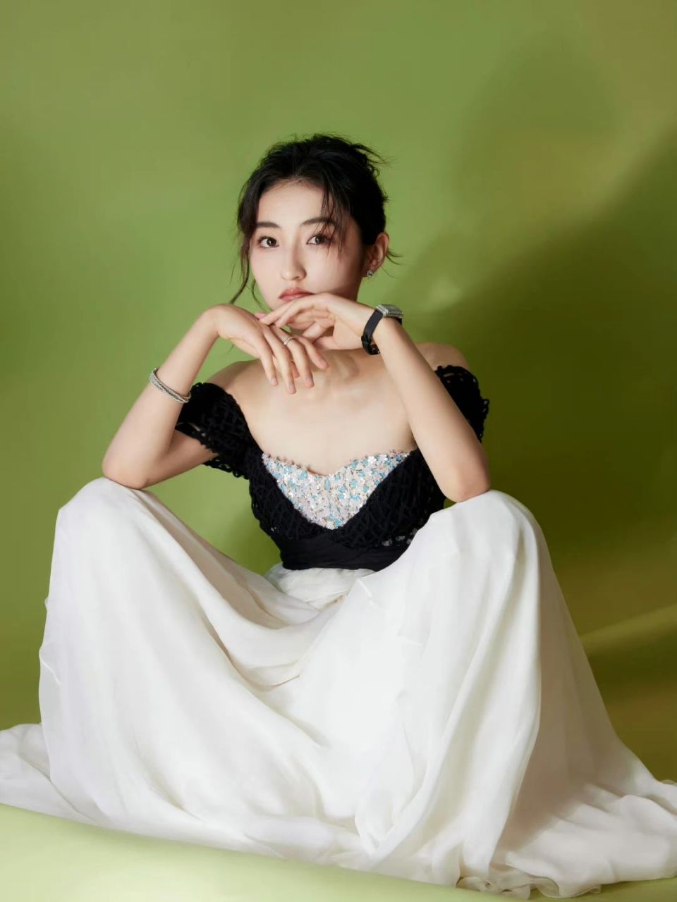 张子枫小试性感造型