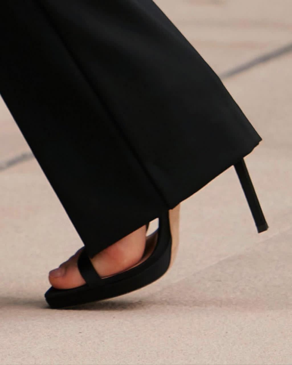 赵今麦:黑色一字带包后跟高跟凉鞋