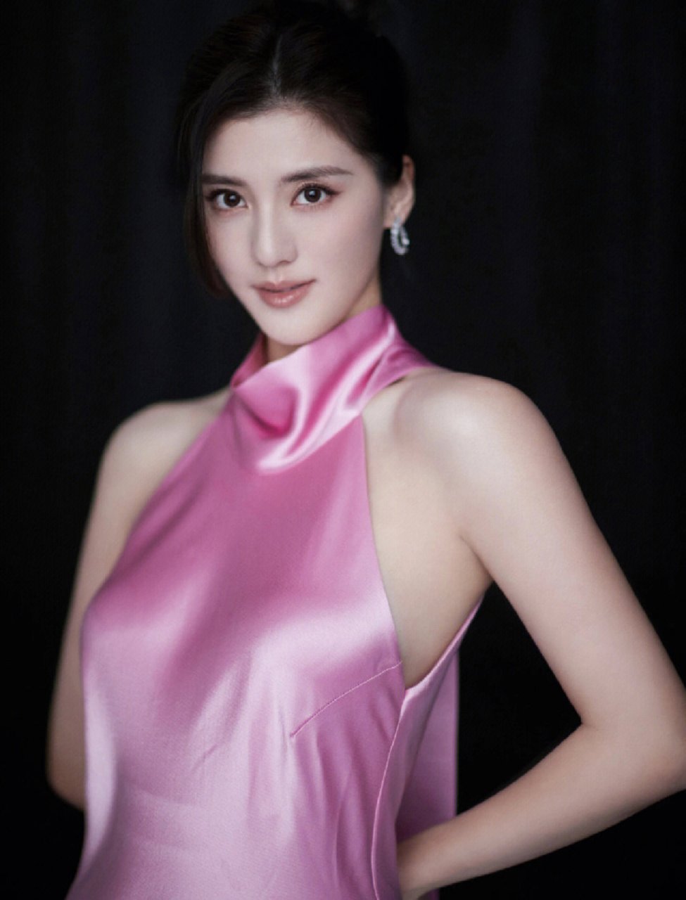 吴千语拍新造型,你们觉得美不美呢?