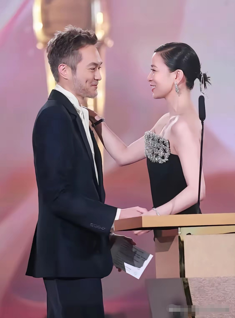 张智霖佘诗曼台上同框